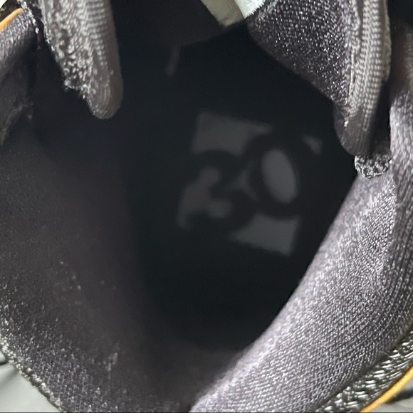 Jordan 1 Retro Melo black and gold sneakers - Picture 2 of 7